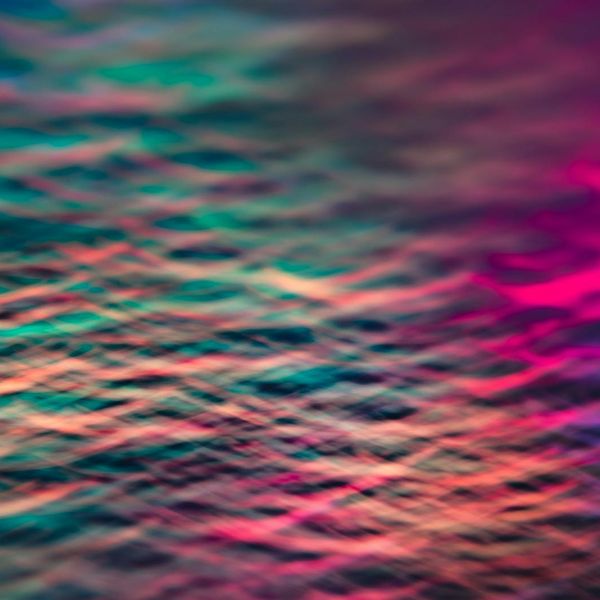Abstract image representing airflow and breathing in light blue lines.
